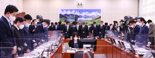 31일 서울 여의도 국회에서 열린 외교통일위원회 전체회의에서 박진 외교부 장관, 권영세 통일부 장관, 등 정부측 참석자들과 국회 외교통일위원회 소속 의원들들 '이태원 압사 참사' 희생자들의 명복을 비는 묵념을 하고 있다. 연합뉴스.